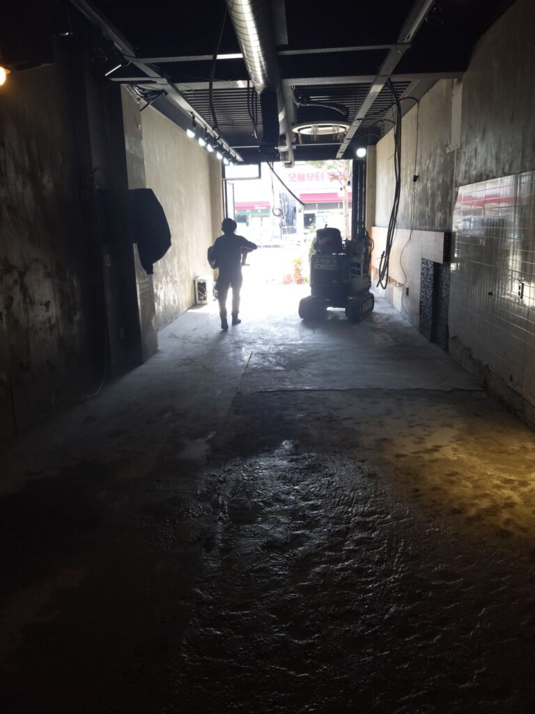술집 바닥과 벽면 철거 완료